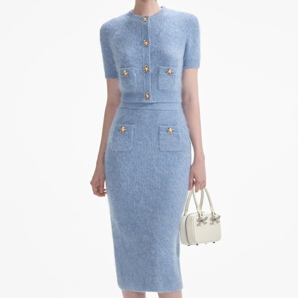 ブルーのニットセットアップ